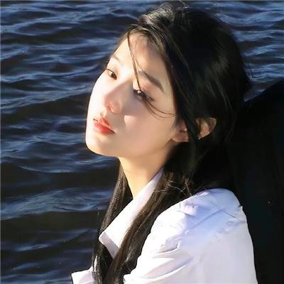 穿黄靴子的女孩